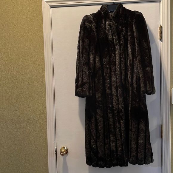 GET READY FOR WINTER ❄️ Intrigue black vintage faux channel mink midi coat. - Picture 2 of 7